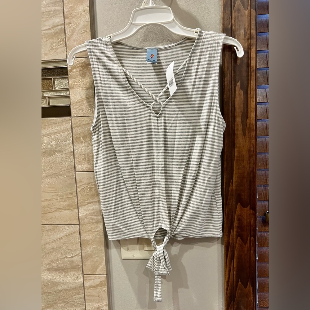 New with tags. Twist tie sleeveless top tank size small